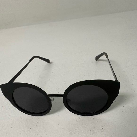 Clearance! Betsy Johnson sunglasses. Could be one of a kind. Twist on black. - Picture 2 of 5